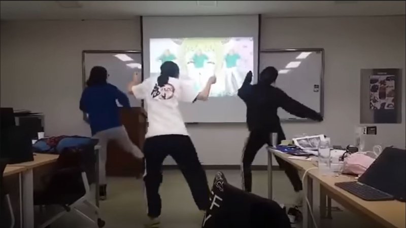 [서울=뉴시스] 과제를 하던 중 동기들과 춤을 추는 가인과 해당 영상을 촬영한 예린 (사진=예랑가랑 유튜브 영상 캡처) 2024.06.20. photo@newsis.com *재판매 및 DB 금지