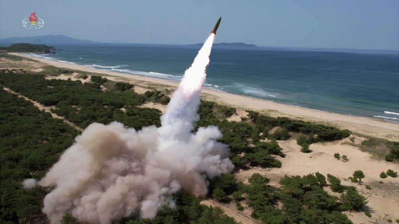 지난 5월 17일 동해상에서 진행된 새로운 자치유도항법체계를 도입한 북한 전술탄도미사일 시험사격 모습 (사진=조선중앙TV 캡처) /사진=뉴시스