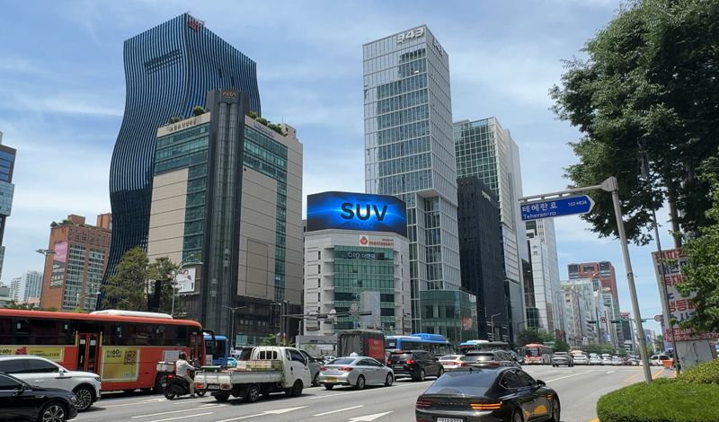 이노션이 서울 강남대로에 인근 전광판 중 최대 규격, 최고 화질의 발광다이오드(LED) 미디어월 '더 몬테 강남'을 설치했다. 이노션 제공