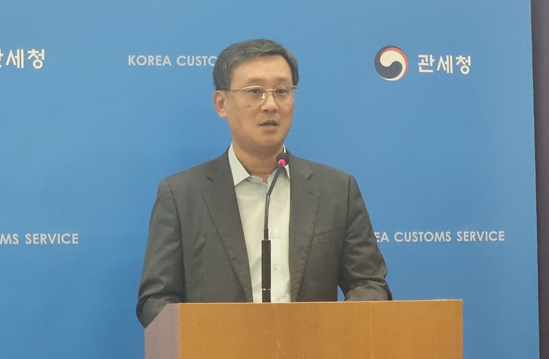 고석진 관세청 통관국장이 1일 정부대전청사 브리핑룸에서 '수출통관 사무처리에 관한 고시' 개정과 관련한 기자 브리핑을 하고 있다.