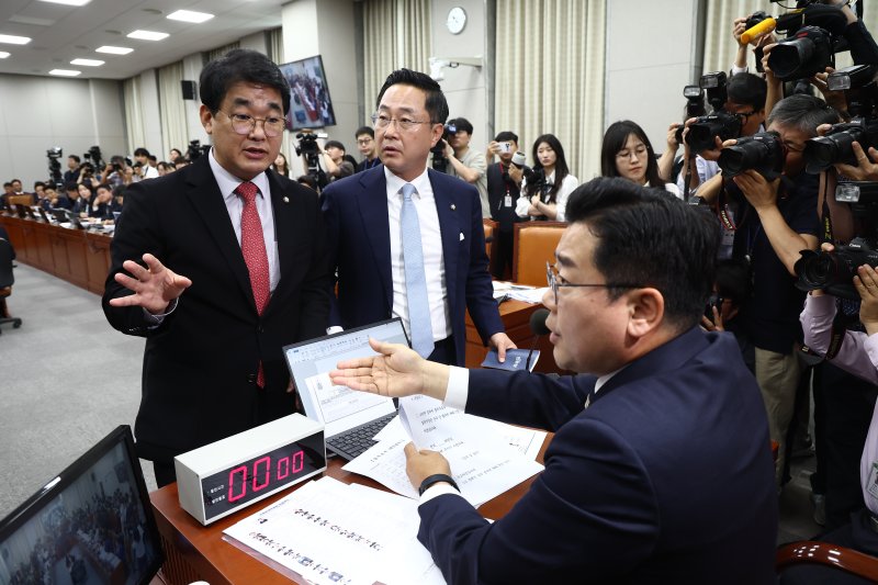 국회 운영위 시작부터 고성…"민주당 아버지는 그리 가르쳐?" vs "삿대질 말라"