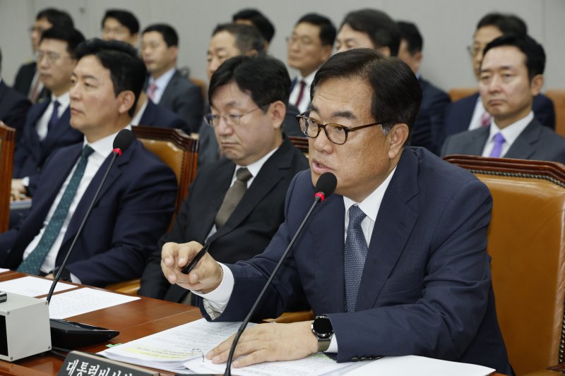 정진석 대통령비서실장이 1일 오전 서울 여의도 국회에서 열린 운영위원회 전체회의에 출석해 의원 질의에 답하고 있다. 2024.7.1/뉴스1 ⓒ News1 안은나 기자