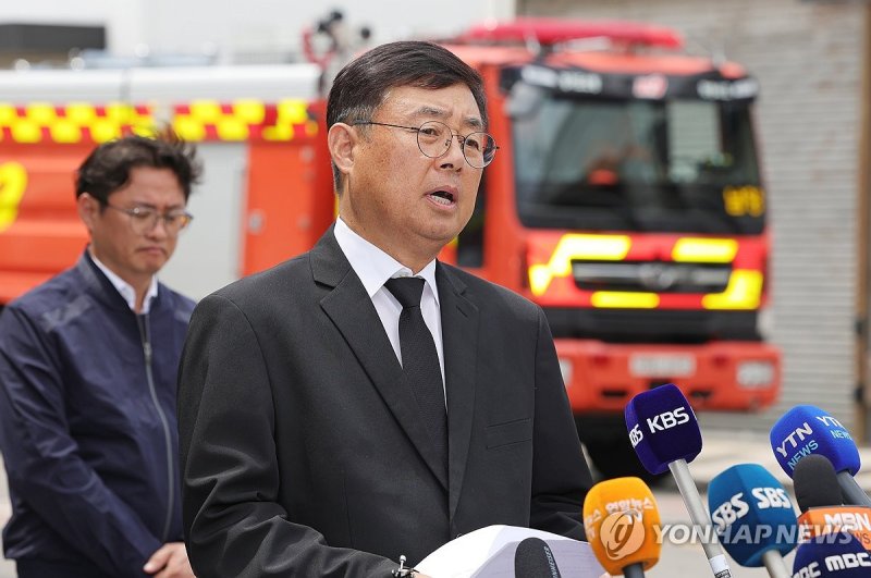 공식 사과문 낭독하는 박순관 에스코넥 대표 공식 사과문 낭독하는 박순관 에스코넥 대표 (화성=연합뉴스) 홍기원 기자 = 25일 오후 화성시 서신면 리튬전지 공장인 아리셀에서 박순관 에스코넥 대표가 23명의 사망자를 낸 사고가 발생한 것에 대해 공식 사과문을 낭독하고 있다. 지난 24일 오전 10시 31분 화성시 서신면 전곡리 소재 일차전지 업체인 아리셀 공장에서 화재가 발생해 다수의 사상자가 발생했다. 2024.6.25 [공동취재] xanadu@yna.co.kr (끝)