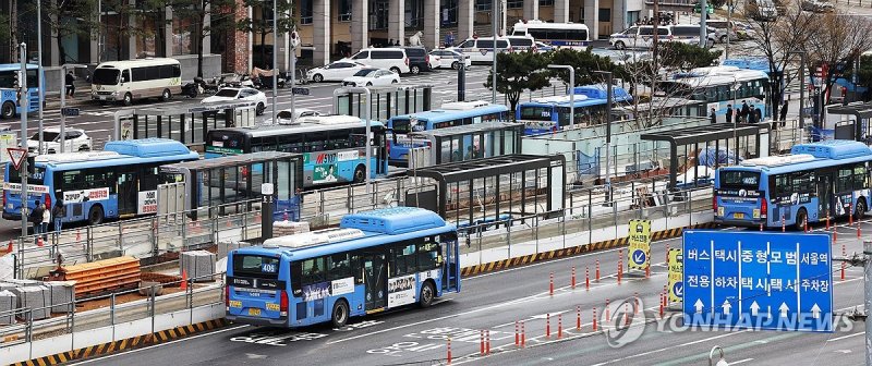 서울시는 명절 기간 시민들의 안전하고 편리한 귀성·귀경길 이동을 지원하기 위해 ‘추석 연휴 특별교통대책’을 추진해 17~18일 지하철과 시내버스의 막차 시간을 새벽 2시까지 연장하기로 했다. 서울역 앞을 지나는 서울 시내버스 모습. 연합뉴스