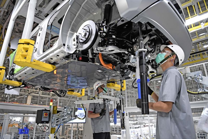 현대차 인도네시아 공장에서 직원들이 아이오닉5 하부에 배터리 등을 장착하고 있다. 현대차 제공
