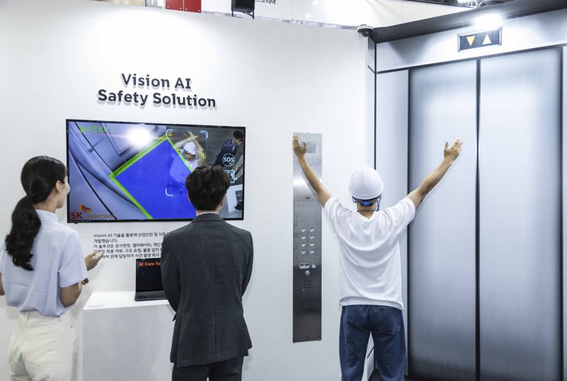 SK텔레콤 관계자들이 엘리베이터 안에서 위험상황에 처한 시민을 AI CCTV를 통해 영상을 자동 인식해 관제소에서 긴급 구호조치가 가능하게 하는 모습을 시연하고 있다. SKT 제공