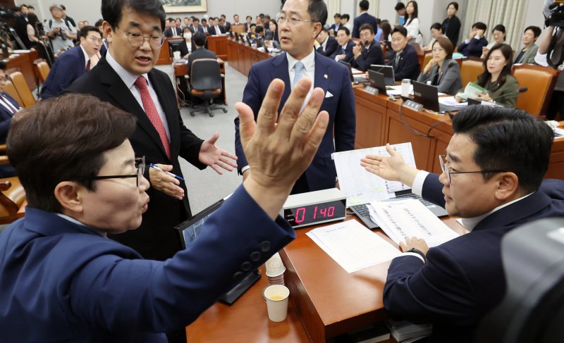 임이자(왼쪽) 국민의힘 의원이 1일 오후 서울 여의도 국회에서 열린 운영위원회 전체회의에서 박찬대 운영위원장에게 의사 진행과 관련해 항의하고 있다. 2024.07.01. xconfind@newsis.com <저작권자ⓒ 공감언론 뉴시스통신사. 무단전재-재배포 금지.> /사진=뉴시스화상