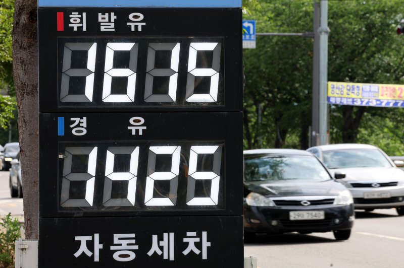 유류세 인하율이 축소된 지난 1일 광주 서구 치평동의 한 주유소 앞으로 차량이 지나고 있다. 연합뉴스