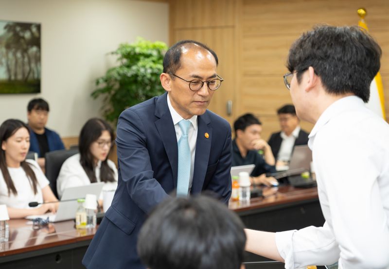 고학수 개인정보보호위원회 위원장이 1일 서울 종로 정부서울청사에서 열린 정례브리핑에서 출입기자들과 악수를 나누고 있다. 개인정보위 제공