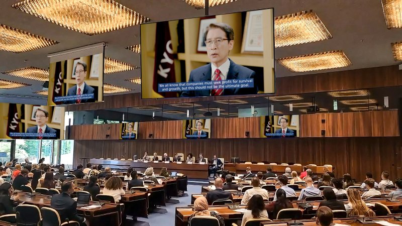 신창재 교보생명 대표이사 겸 이사회 의장이 지난 6월 27일 스위스 제네바 국제노동기구(ILO) 본부에서 열린 '2024 제네바 기업가정신 포럼'에서 '글로벌 윤리경영과 이해관계자중심 경영대상'을 받은 뒤 영상을 통해 수상소감을 밝히고 있다. 교보생명 제공