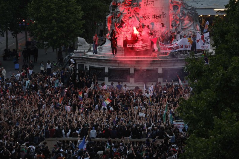 6월 30일(현지시간) 프랑스 파리의 공화국 광장에서 극우 성향의 국민연합(RN)에 반대하는 시위대가 광장 조각상에 올라 RN의 총선 승리를 비난하고 있다.AFP연합뉴스