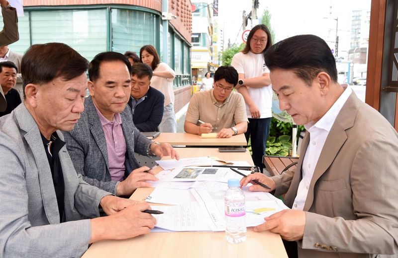 의정부시 신곡2동 주민센터에서 열린 '현장시장실'에 참여한 시민과 의견을 나누고 있는 김동근 의정부시장(오른쪽). /의정부시 제공
