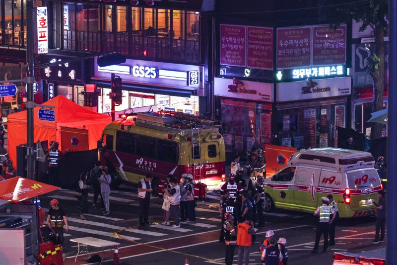 서울시청 앞 교차로서 교통사고로 13명 사상자 발생...운전자, 급발진 주장[3보]