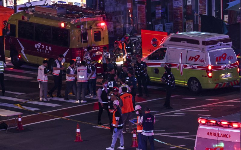 [서울=뉴시스] 김금보 기자 = 1일 오후 서울 중구 시청역 교차로에 대형 교통사고가 발생해 출동한 119구급대와 경찰 등이 사고 현장을 수습하고 있다. 이날 오후 9시28분께 서울 중구 시청역 인근 교차로에서 차량이 인도로 돌진하는 사고가 발생했다. 경찰은 "인도로 차량이 돌진해서 사고가 났다"는 신고를 토대로 정확한 사고 경위를 조사하고 있다. 2024.07.01. kgb@newsis.com /사진=뉴시스