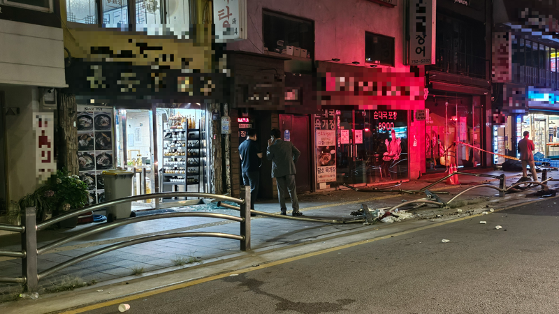 2일 오전 00시 14분께 서울 중구 시청역 인근 도로에서 제네시스 차량이 인도로 돌진해 사상자 13명이 발생했다. 사진은 해당 차량이 돌진하면서 인도 보호난간을 들이받아 찌그러진 모습. 인근 가게 또한 전면 유리가 깨졌다. /사진=노유정 기자