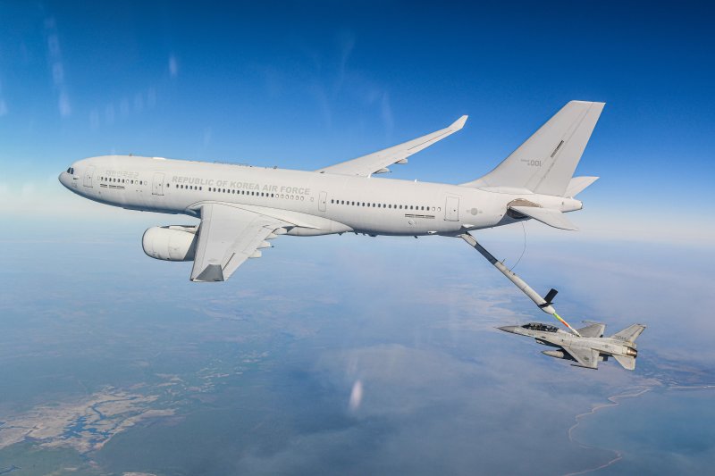 KF-16 전투기에 공중 급유를 하고 있는 다목적 공중급유 수송기 KC-330. (공군 제공) 2022.8.30/뉴스1