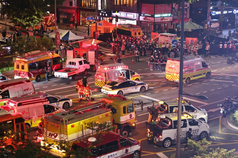 1일 밤 서울 중구 시청역 부근에서 한 남성이 몰던 차가 인도로 돌진해 최소 13명 사상자가 발생, 구조대원들이 현장을 수습하고 있다./사진=뉴스1