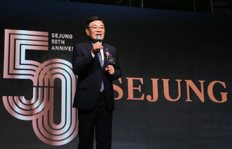 박순호 세정그룹 회장이 지난 1일 롯데호텔 부산에서 열린 창립 50주년 기념행사에서 그룹의 새 비전을 발표하고 있다.