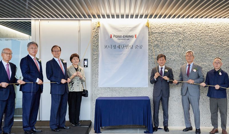 2일 서울 종로구 포니정재단빌딩 준공식에서 김진현 전 포니정재단 이사장, 최중경 포니정재단 이사, 주선회 포니정재단 이사, 박영자 여사(고 정세영 HDC그룹 명예회장 부인), 정몽규 포니정재단 이사장, 정몽준 아산재단 이사장, 최욱 원오원건축사무소 대표가(왼쪽부터) 기념촬영을 하고 있다. HDC그룹 제공