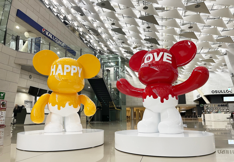 김포공항 국내선 출발장에 전시된 설치미술 작품. 한국공항공사 제공