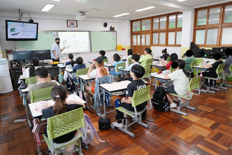 국립부경대생들이 초등학교를 찾아 교육기부 활동을 펼치고 있다. 국립부경대학교 제공