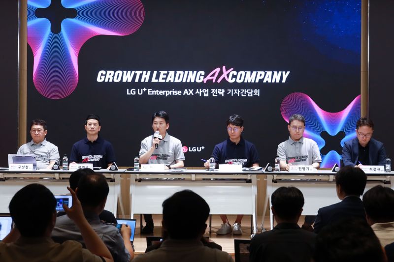 2일 권용현 LG유플러스 기업부문장(왼쪽 세번째)이 서울 용산구 LG유플러스 사옥에서 열린 기자간담회에서 질문에 답하고 있다. LG유플러스 제공
