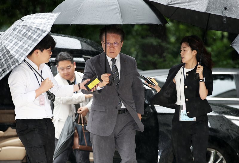 이재명 더불어민주당 전 대표가 2일 오전 서울 서초구 서울중앙지방법원에서 열린 대장동 배임 및 성남FC 뇌물 관련 특정범죄가중처벌등에관한법률위반(뇌물) 등 공판에 출석하고 있다. /사진=뉴스1