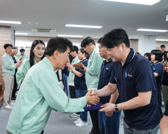 엔유씨전자 김종부 회장이 창립 46주년 맞아 우수 직원에게 감사의 뜻을 전달했다