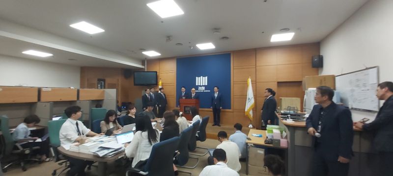 이원석 검찰총장과 대검찰청 간부들이 2일 서초동 대검에서 민주당의 검사 4명 탄핵안 발의에 대해 입장을 밝히고 있다. 사진=정지우기자