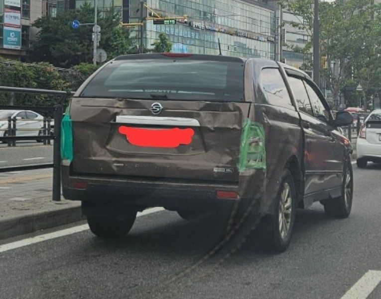 "운행 가능한가"..후미등 청테이프 칭칭 감고 도로 주행 중인 차 '경악'