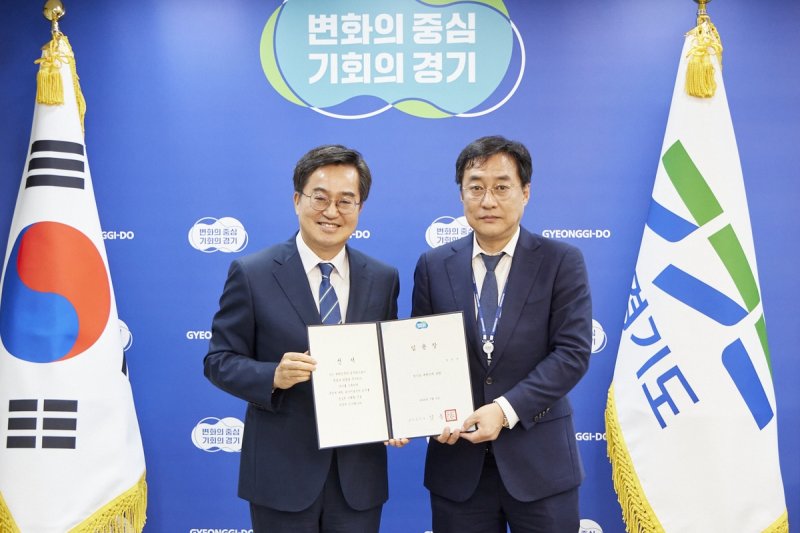 김동연 경기도지사가 2일 강민석 신임 경기도 대변인(오른쪽)에게 임명장을 전달하고 있다. 경기도 제공