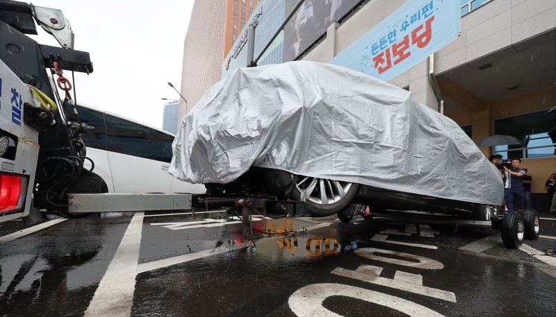 2일 오전 서울 남대문경찰서에서 경찰 견인차가 지난 1일 저녁 시청역 인근 교차로에서 인도로 돌진해 보행자들을 덮치는 사고를 낸 차량을 이송하고 있다. 연합뉴스
