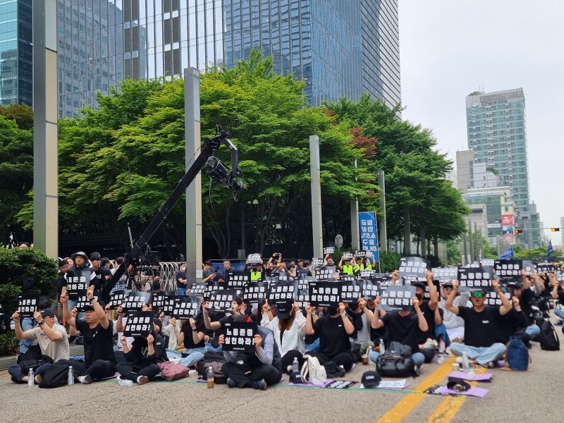 전국삼성전자노동조합 노조원들이 지난 달 24일 서울 서초구 삼성전자 사옥 앞에서 두 번째 대규모 집회를 열고 삼성전자 사측의 소통 거부를 비난하고 있다. /사진=뉴시스