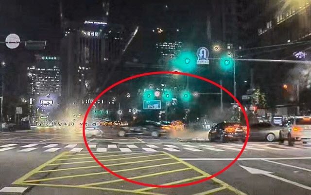 1일 오후 9시 27분께 서울 시청역 인근 교차로에서 차량이 인도로 돌진하는 교통사고가 발생했다. 연합뉴스
