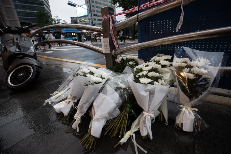 지난 밤 승용차가 인도로 돌진해 9명이 사망하는 사고가 발생한 가운데 2일 서울 중구 서울시청 인근 교차로 사고현장에 시민들이 놓고 간 국화가 놓여 있다. 사진=뉴스1화상