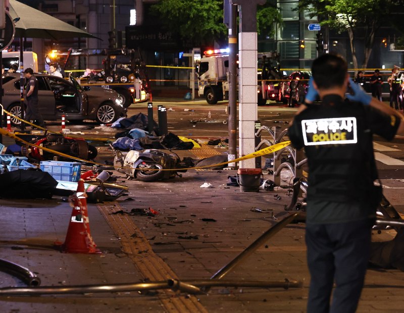 지난 2일 오전 13명의 사상자가 발생한 서울 시청역 교차로 교통사고 현장에서 과학수사대원들이 현장감식을 하고 있다. /사진=뉴스1