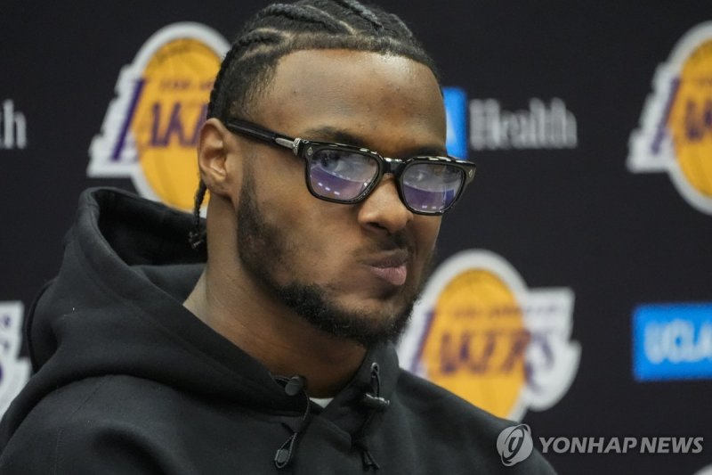 브로니 제임스 Los Angeles Lakers draft pick Bronny James listens to questions from the media during the NBA basketball team's news conference in El Segundo, Calif., Tuesday, July 2, 2024. (AP Photo/Damian Dovarganes)