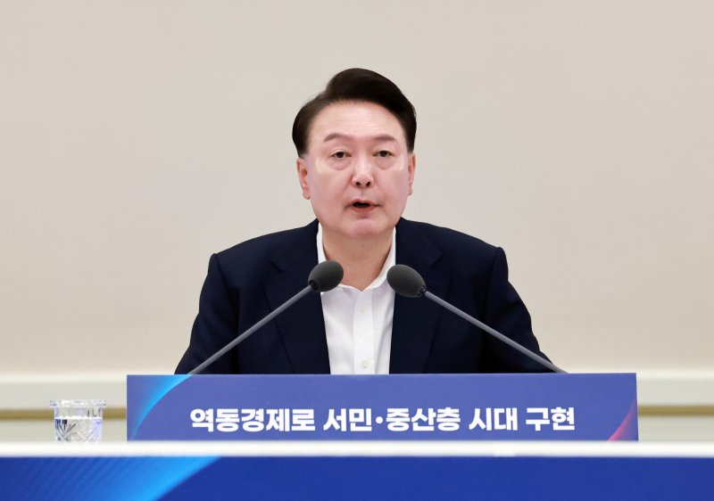 윤석열 대통령이 3일 서울 종로구 청와대 영빈관에서 열린 '하반기 경제정책방향 및 역동경제 로드맵 발표' 행사에서 발언하고 있다. 연합뉴스