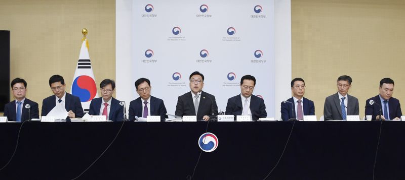김병환 기획재정부 1차관(가운데)이 7월1일 정부세종청사에서 올해 하반기 경제정책방향을 발표하고 있다. 기획재정부 제공