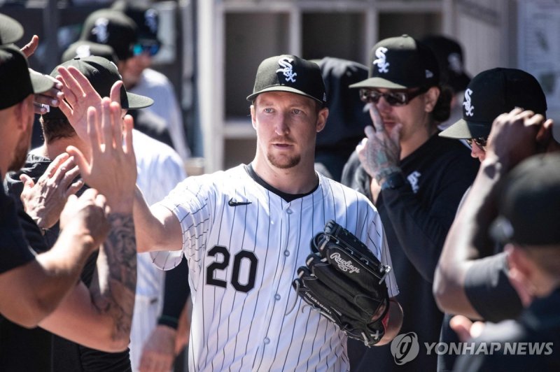 에릭 페디 CHICAGO, ILLINOIS - MAY 25: Erick Fedde #20 of the Chicago White Sox high-fives teammates after being pulled in the seventh inning against the Baltimore Orioles at Guaranteed Rate Field on May 25, 2024 in Chicago, Illinois. Griffin Quinn/Getty Images/AFP (Photo by Griffin Quinn / GETTY IMAGES 