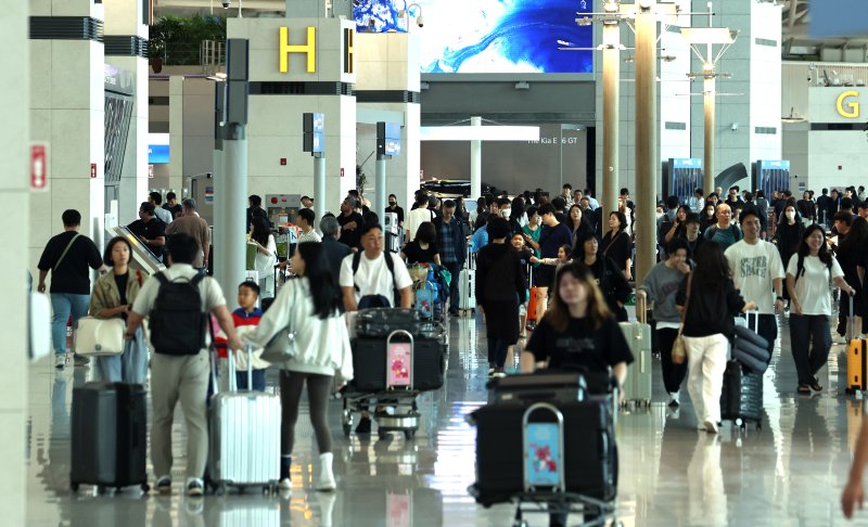 추석 연휴를 하루 앞둔 27일 오전 인천국제공항 제1여객터미널 출국장이 이용객들로 북적이고 있다.(자료사진) 뉴스1