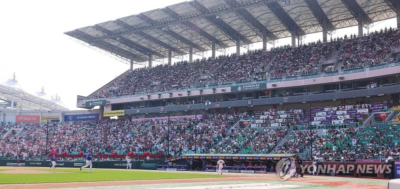 현충일 맞아 야구장 가득메운 야구팬들 현충일 맞아 야구장 가득메운 야구팬들 (인천=연합뉴스) 임순석 기자 = 6일 오후 인천 SSG랜더스필드에서 열린 2024 KBO리그 삼성 라이온즈와 SSG 랜더스의 경기. 시즌 4번째 매진을 기록한 가운데 야구팬들이 응원전을 펼치고 있다. 2024.6.6 soonseok02@yna.co.kr (끝)