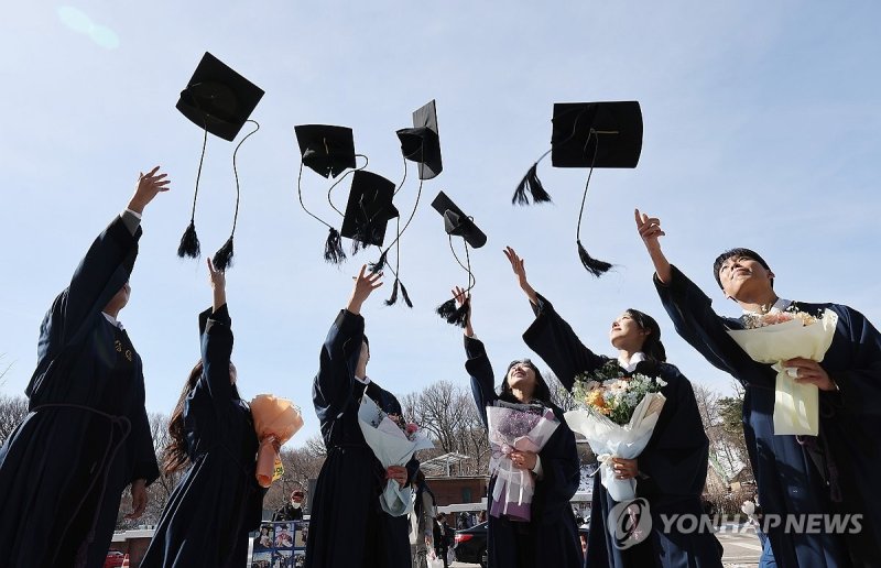 '축하합니다' '축하합니다' (서울=연합뉴스) 박동주 기자 = 23일 오전 2024년 겨울 학위수여식이 열린 서울 종로구 성균관대학교에서 졸업생들이 기념 촬영을 하고 있다. 2024.2.23 pdj6635@yna.co.kr (끝)