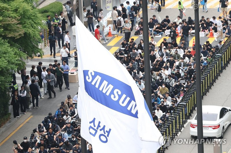 삼성전자 노동조합 조합원들이 지난 5월 24일 오후 서울 강남구 삼성전자 사옥 앞에서 노동조합과의 교섭을 촉구하며 문화 행사를 열고 있다. 연합뉴스