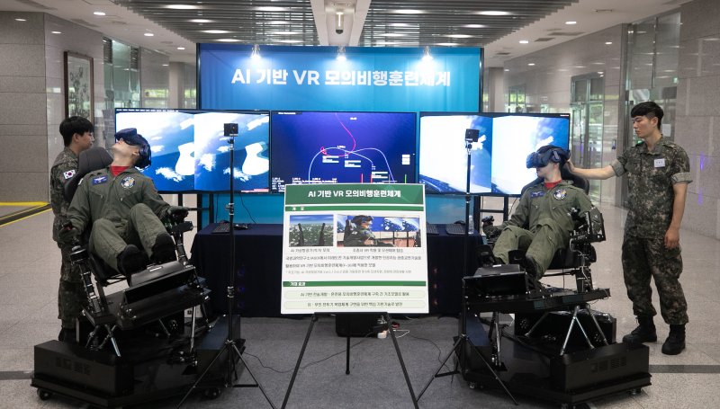 3일 오후 서울 용산구 국방부에서 열린 국방 데이터·인공지능 확산주간 전시에서 조종사가 인공지능 기반 VR 모의비행훈련체계 시연을 하고 있다. 사진=뉴스1