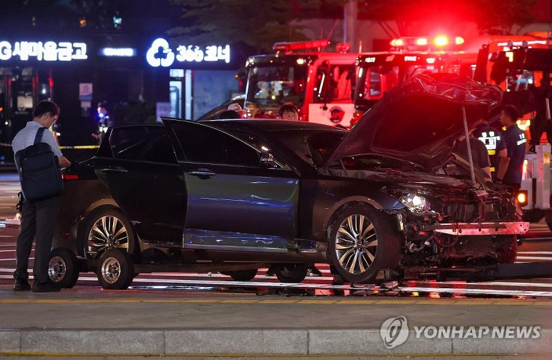 2일 오전 전날 대형 교통사고가 발생한 서울 시청역 인근 교차로에서 경찰이 완전히 파괴된 차량 한 대 주변을 통제하고 있다. /사진=연합뉴스