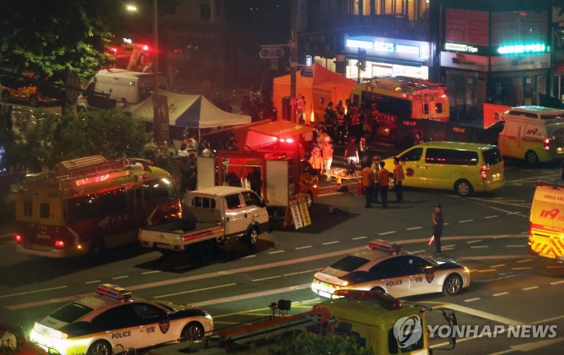 서울 시청역 교차로서 대형 교통사고 (서울=연합뉴스) 서대연 기자 = 1일 서울 시청역 인근 교차로에서 대형 교통사고가 발생, 사고 수습 작업이 진행되고 있다. 2024.7.2 dwise@yna.co.kr (끝)