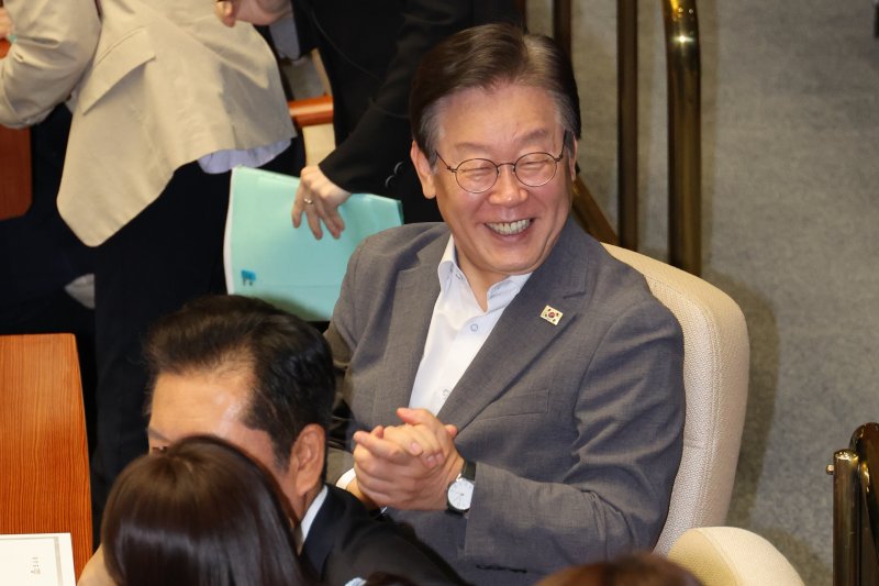 더불어민주당 이재명 전 대표가 3일 오후 국회에서 열린 본회의에서 의원들과 대화를 나누며 환하게 웃고 있다. 연합뉴스