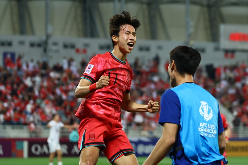 카타르 도하 압둘라 빈 칼리파 스타디움에서 열린 2024 아시아축구연맹(AFC) U-23 아시안컵 8강전 대한민국과 인도네시아의 경기, 동점골을 넣은 한국 엄지성이 기뻐하고 있다. / 사진 = 뉴스1