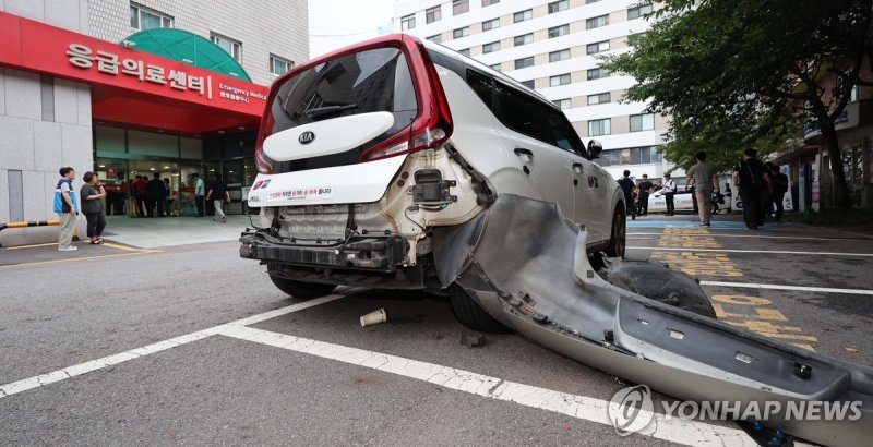 3일 서울 중구 국립중앙의료원에 택시가 돌진하는 사고가 발생했다. 사진은 사고로 부서진 차량 모습. /사진=연합뉴스